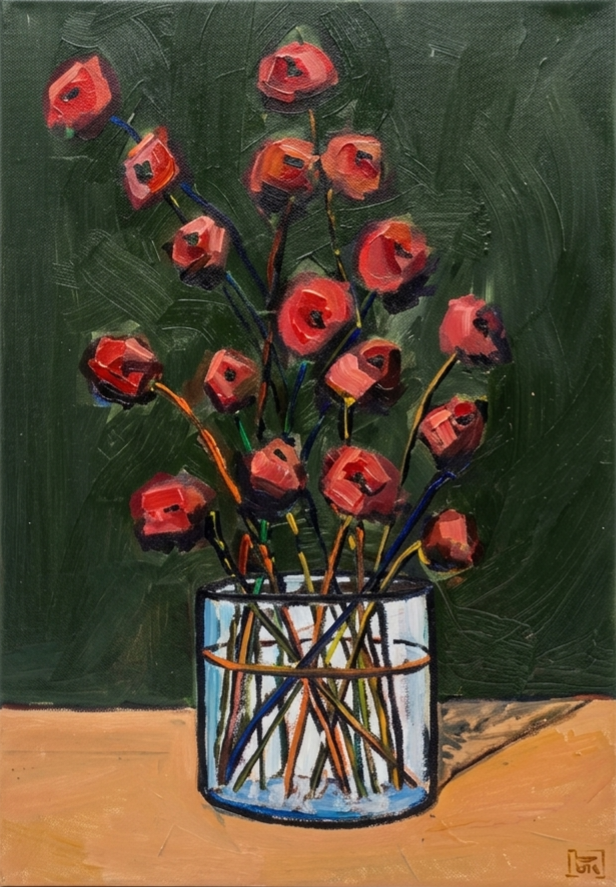 Blumen vor dunkelgrüner Wand